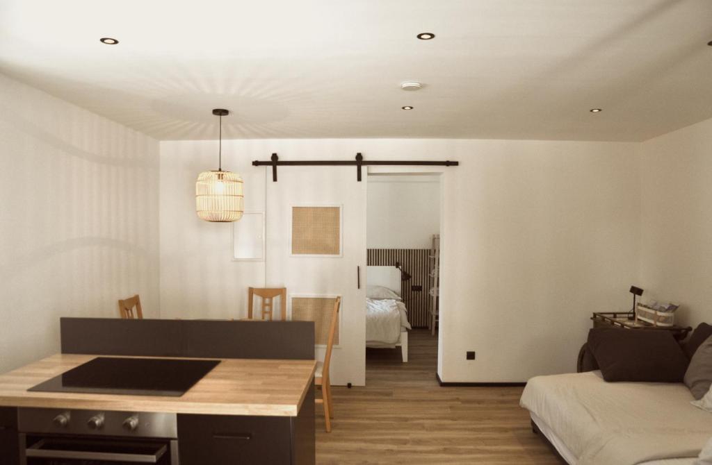 een keuken en een woonkamer met een tafel en een bank bij Ferienwohnung Natters - Your vacation base in Innsbruck