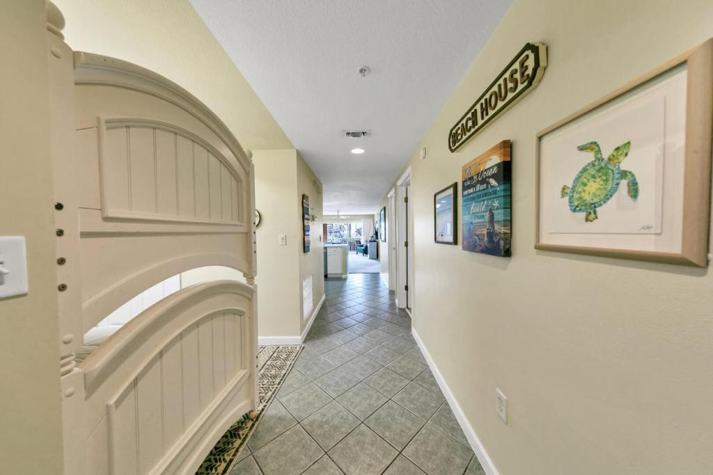 ein Flur eines Hauses mit einem Torbogen in der Unterkunft Amalfi Coast 113B - Steps from the Beach 2BD 2BA in Destin