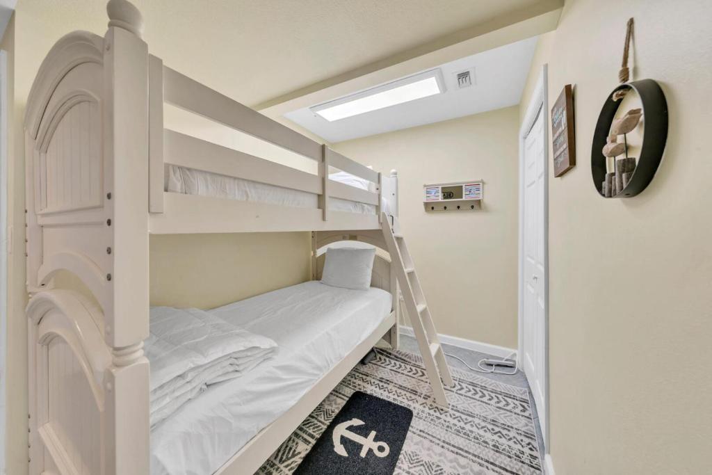 Etagenbett in einem Zimmer mit einer Leiter in der Unterkunft Amalfi Coast 113B - Steps from the Beach 2BD 2BA in Destin