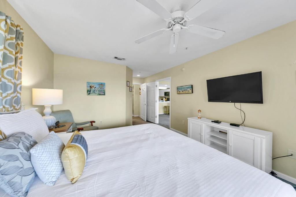 Ein Bett oder Betten in einem Zimmer der Unterkunft Amalfi Coast 113B - Steps from the Beach 2BD 2BA