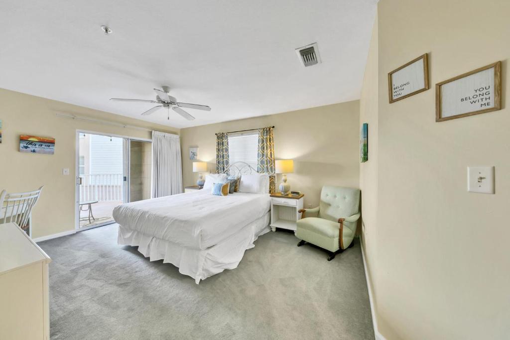 Ein Bett oder Betten in einem Zimmer der Unterkunft Amalfi Coast 113B - Steps from the Beach 2BD 2BA