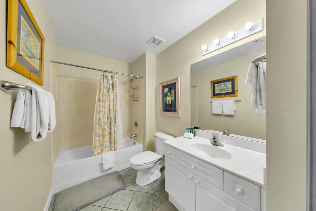 Ein Badezimmer in der Unterkunft Amalfi Coast 113B - Steps from the Beach 2BD 2BA