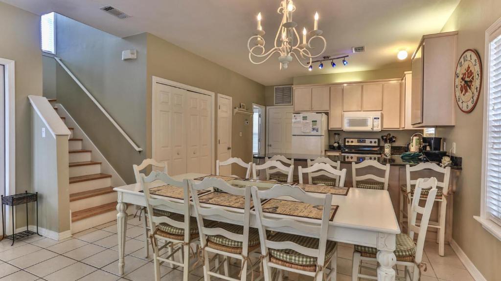 eine Küche und ein Esszimmer mit Tisch und Stühlen in der Unterkunft Biglows Bungalow - About a quarter mile to PRIVATE Neighborhood Beach Access, Pet Friendly, Community Pool in Destin