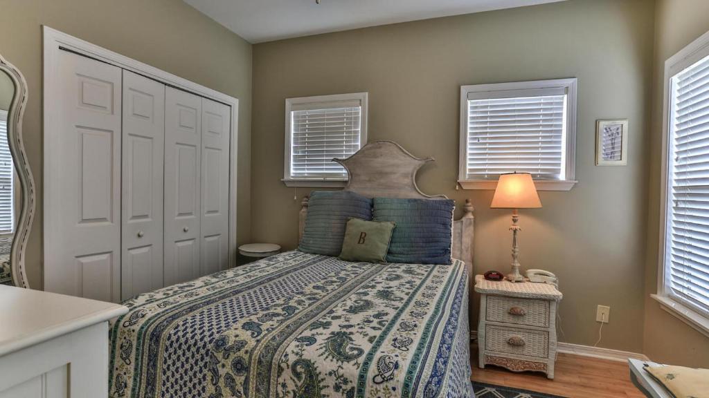 Ein Bett oder Betten in einem Zimmer der Unterkunft Biglows Bungalow - About a quarter mile to PRIVATE Neighborhood Beach Access, Pet Friendly, Community Pool