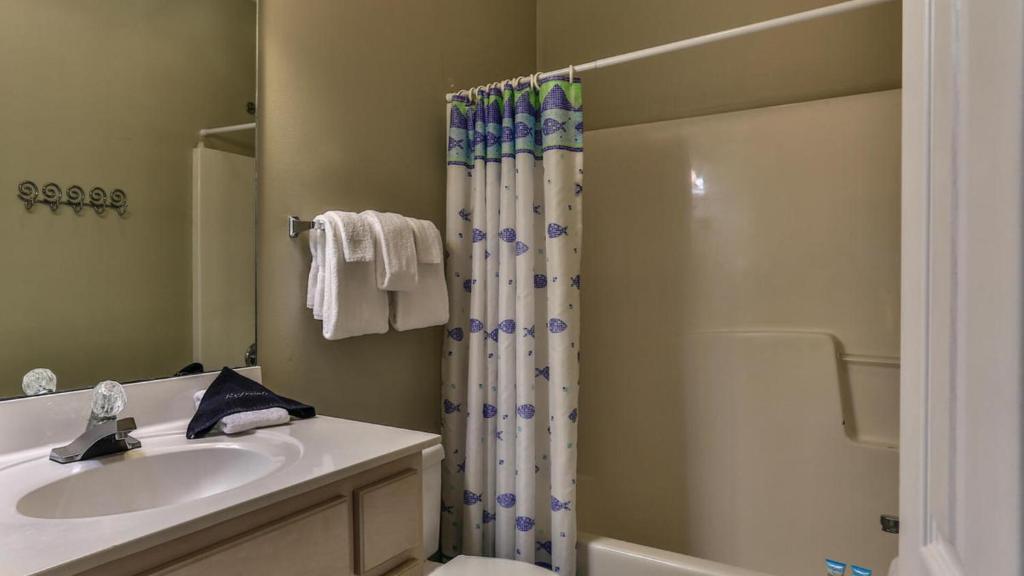 Ein Badezimmer in der Unterkunft Biglows Bungalow - About a quarter mile to PRIVATE Neighborhood Beach Access, Pet Friendly, Community Pool