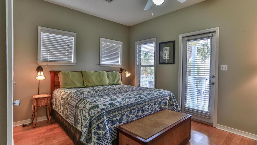 Ein Bett oder Betten in einem Zimmer der Unterkunft Biglows Bungalow - About a quarter mile to PRIVATE Neighborhood Beach Access, Pet Friendly, Community Pool