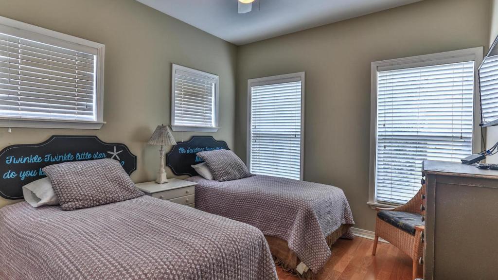 Ein Bett oder Betten in einem Zimmer der Unterkunft Biglows Bungalow - About a quarter mile to PRIVATE Neighborhood Beach Access, Pet Friendly, Community Pool