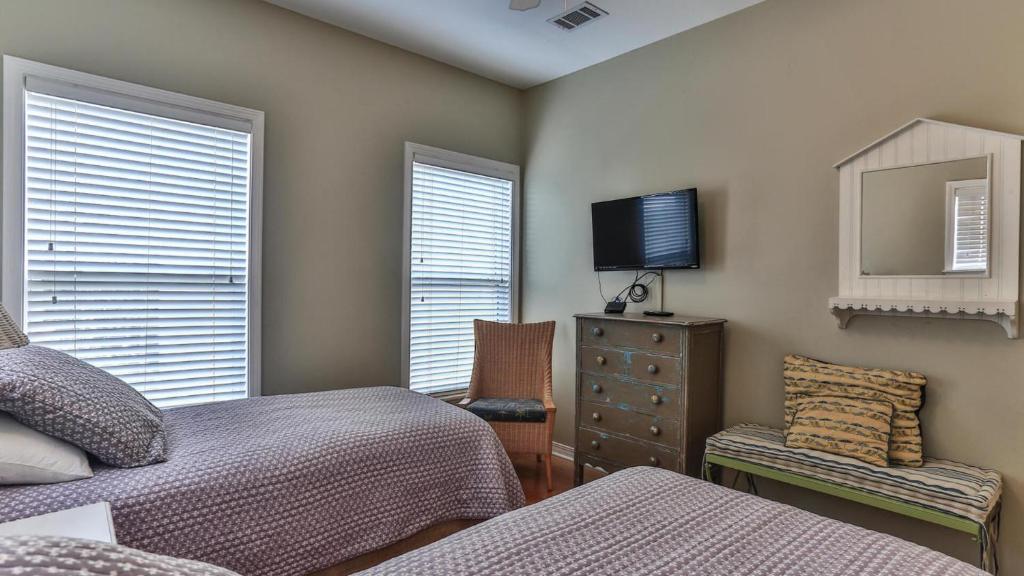 Ein Bett oder Betten in einem Zimmer der Unterkunft Biglows Bungalow - About a quarter mile to PRIVATE Neighborhood Beach Access, Pet Friendly, Community Pool