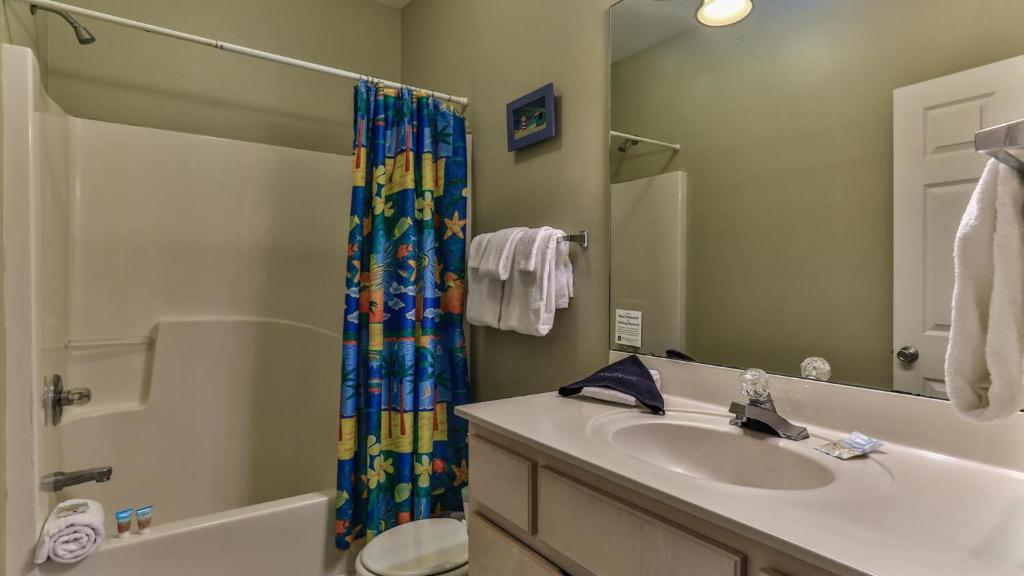 Ein Badezimmer in der Unterkunft Biglows Bungalow - About a quarter mile to PRIVATE Neighborhood Beach Access, Pet Friendly, Community Pool