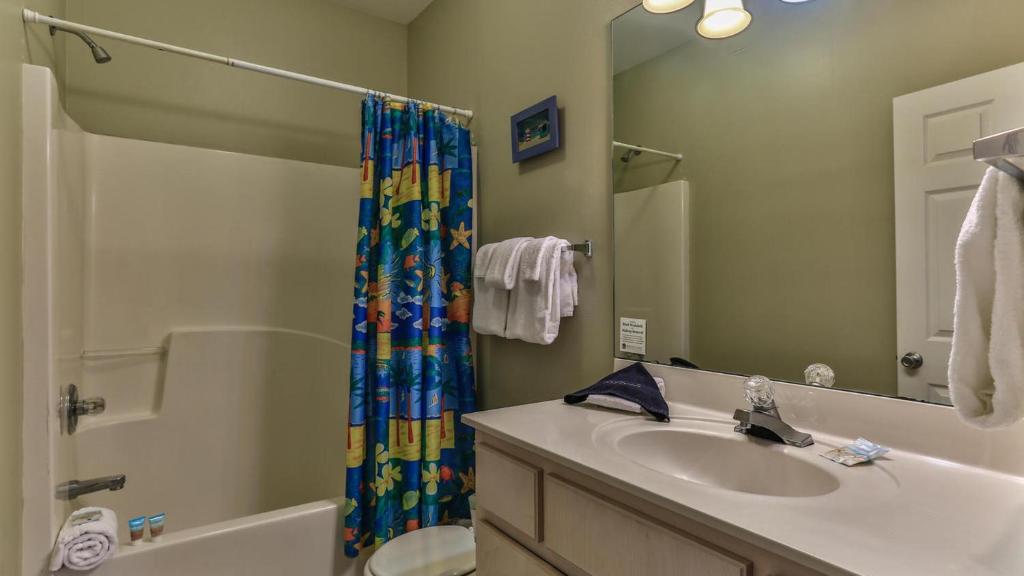 Ein Badezimmer in der Unterkunft Biglows Bungalow - About a quarter mile to PRIVATE Neighborhood Beach Access, Pet Friendly, Community Pool