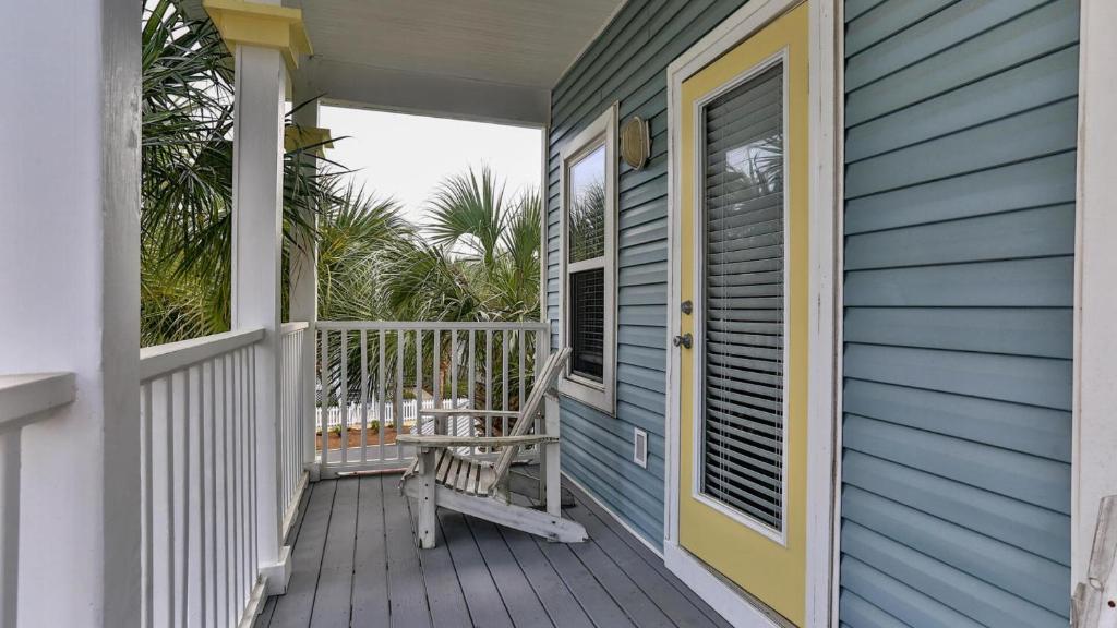 Ein Balkon oder eine Terrasse in der Unterkunft Biglows Bungalow - About a quarter mile to PRIVATE Neighborhood Beach Access, Pet Friendly, Community Pool
