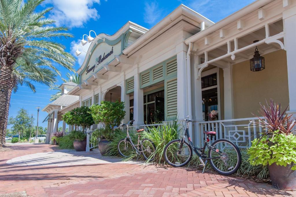 Radfahren an der Unterkunft Biglows Bungalow - About a quarter mile to PRIVATE Neighborhood Beach Access, Pet Friendly, Community Pool oder in der Nähe