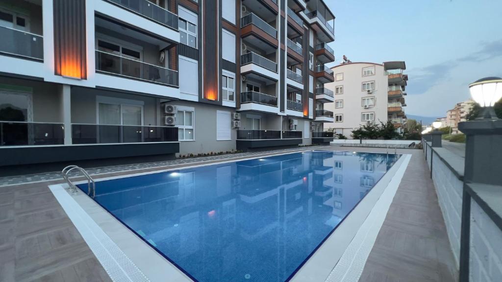 加濟帕夏的住宿－GAZİPAŞA SELİNTİ CİTY DUBLEX 2 Oda，建筑物一侧的游泳池