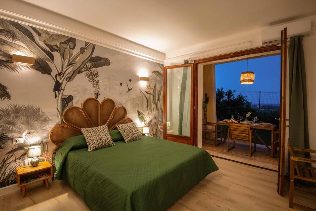 a bedroom with a bed with a green bedspread at Sweet Life in Golf Is Molas in Pula