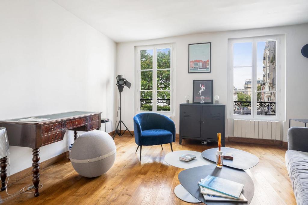 Ruang duduk di Superb flat in the heart of Montmartre - Welkeys