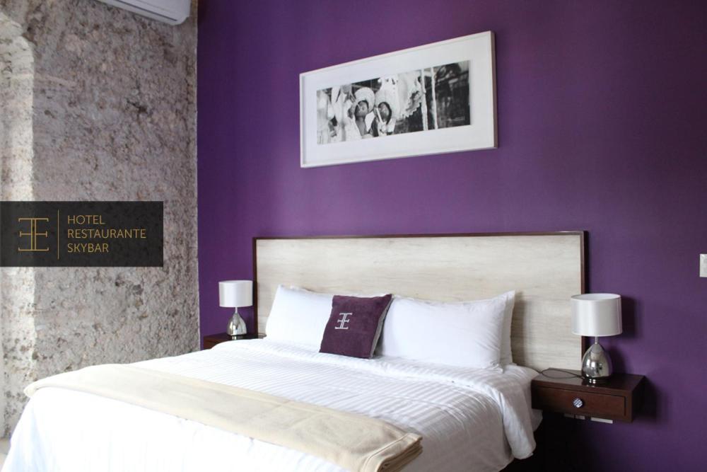 El Encanto في بوبلا: غرفة نوم أرجوانية مع سرير مع ملاءات ووسائد بيضاء