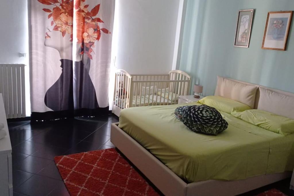 1 dormitorio con cama con almohada en Appartamento Terrazza Bella Vista, en Cisternino