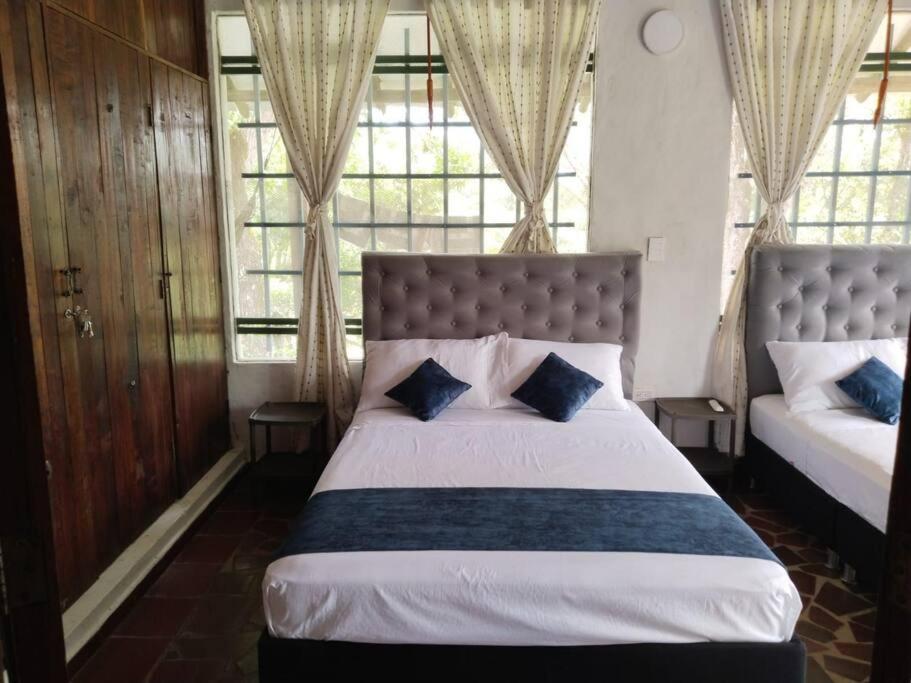 um quarto com uma cama grande com duas almofadas em Finca la lomita de golf em Melgar