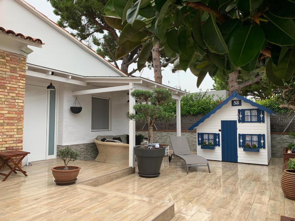 un patio con una puerta azul y una casa en Lovely house near the beach, en Calafell