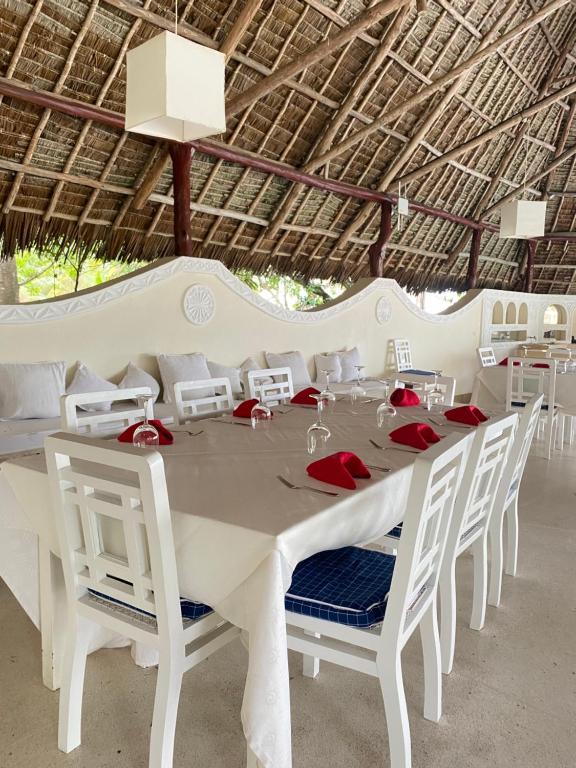 Restaurace v ubytování Kilili Baharini Resort & Spa