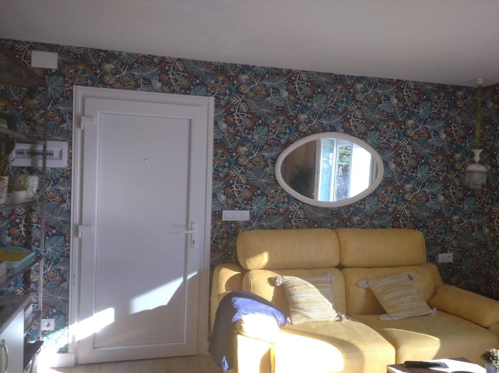 a living room with a couch and a mirror at Casa Raposeira in Ourense