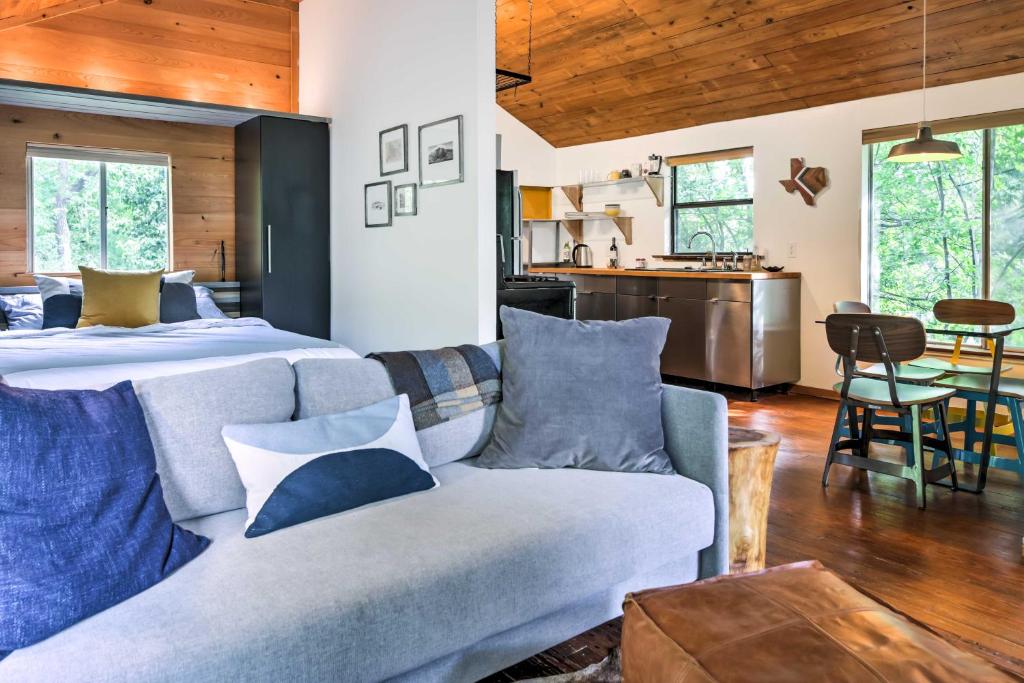 2 Mi to Dtwn Pet-Friendly Austin Studio with Yardにあるシーティングエリア
