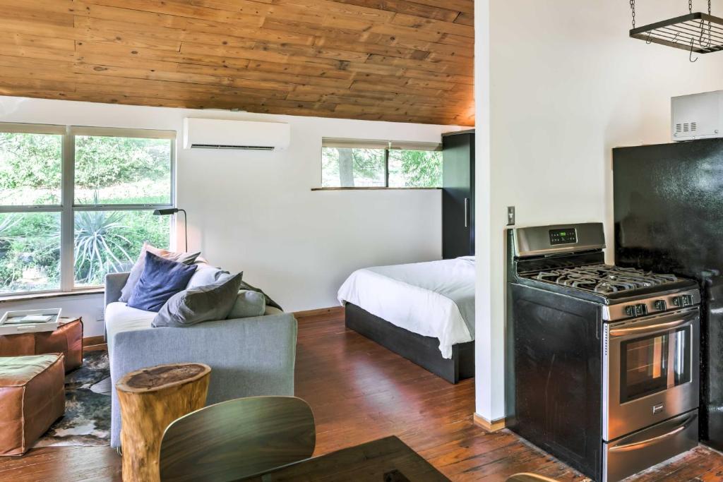 オースティンにある2 Mi to Dtwn Pet-Friendly Austin Studio with Yardのリビングルーム(ベッド1台、コンロ付)