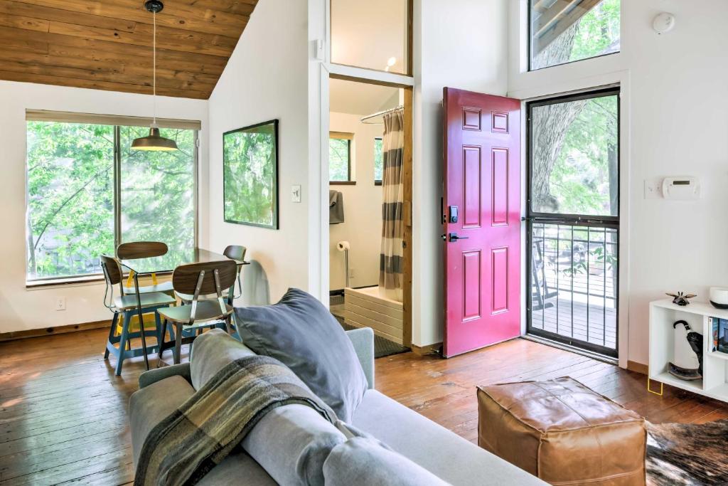 2 Mi to Dtwn Pet-Friendly Austin Studio with Yardにあるシーティングエリア