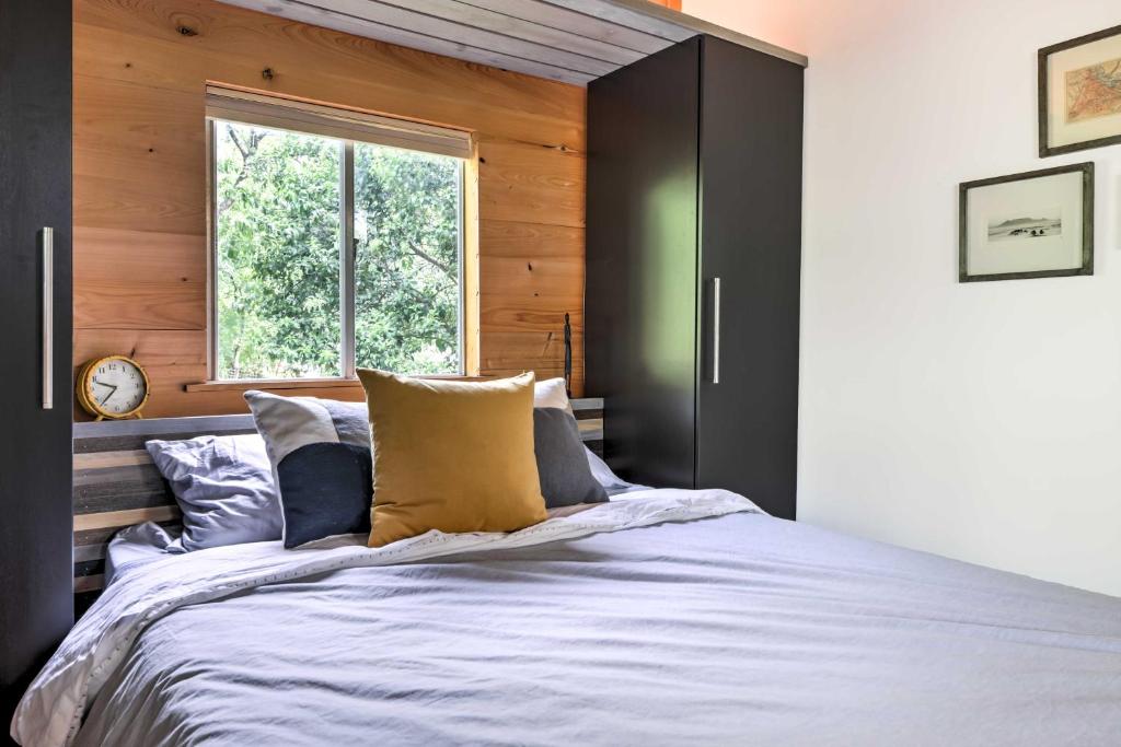 2 Mi to Dtwn Pet-Friendly Austin Studio with Yardにあるベッド