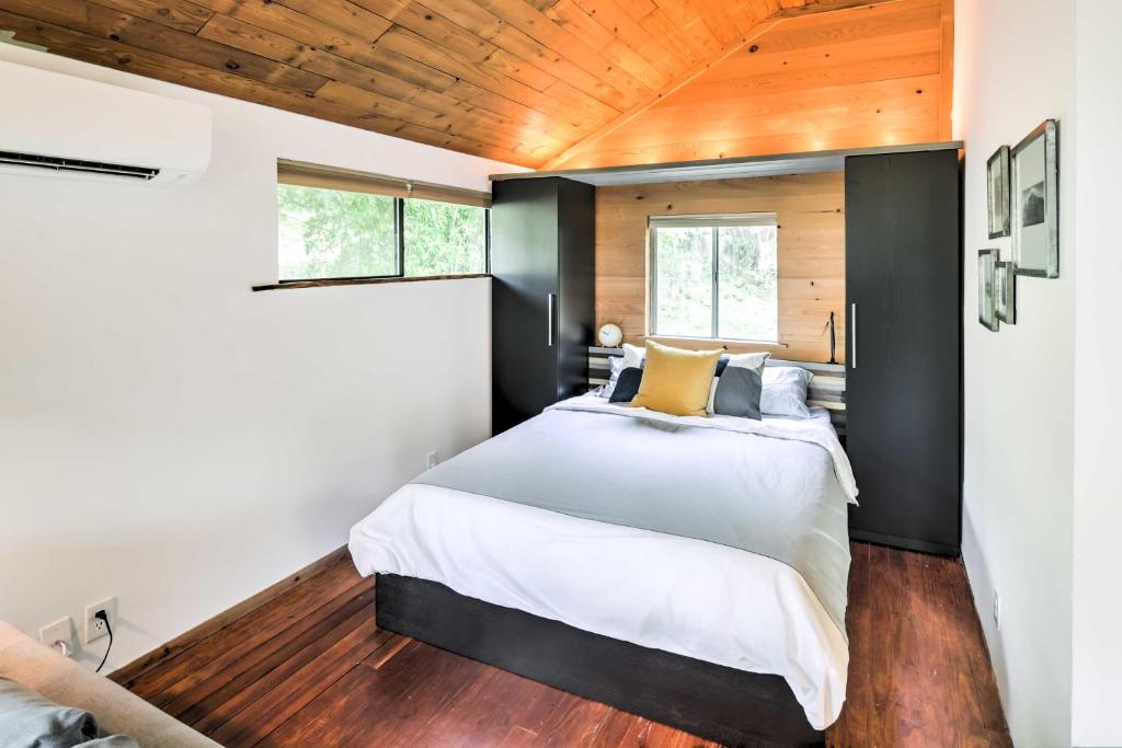 2 Mi to Dtwn Pet-Friendly Austin Studio with Yardにあるベッド