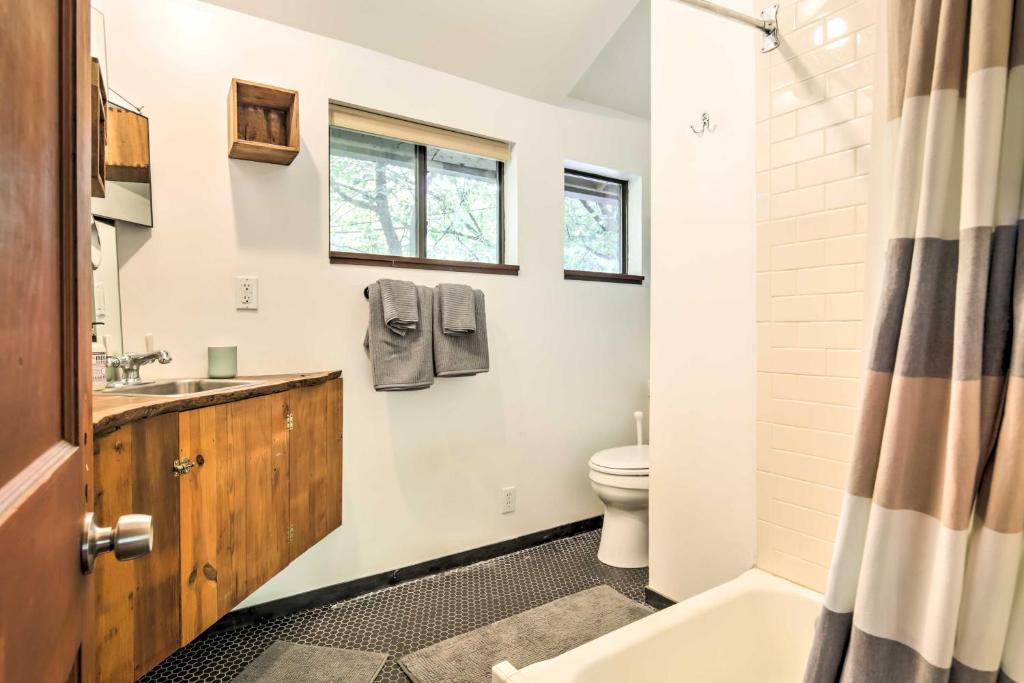 2 Mi to Dtwn Pet-Friendly Austin Studio with Yardにあるバスルーム