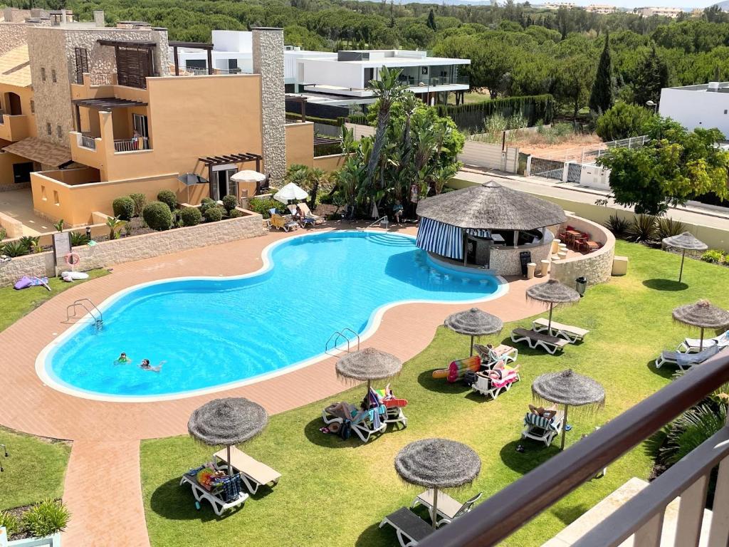 a view of a swimming pool with umbrellas at Penthouse Victoria in Vilamoura