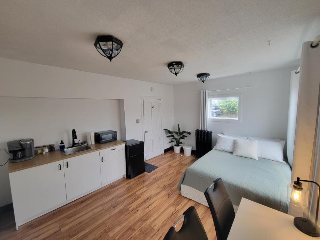 Postel nebo postele na pokoji v ubytování Stone House Kenora