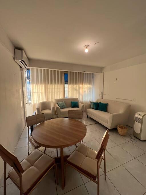 a living room with a table and a couch at Centrico Departamento en Santa Cruz de la Sierra in Santa Cruz de la Sierra