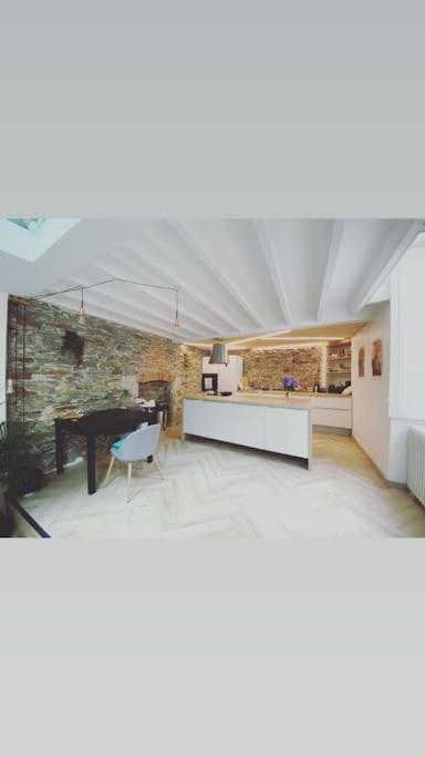 une chambre avec un piano et une table dans un bâtiment dans l'établissement Casa Pelican, à Nantes