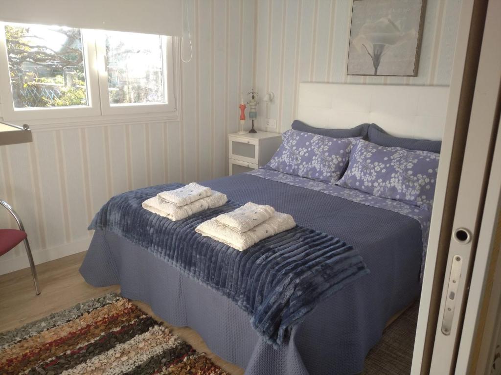 A bed or beds in a room at Casa Raposeira