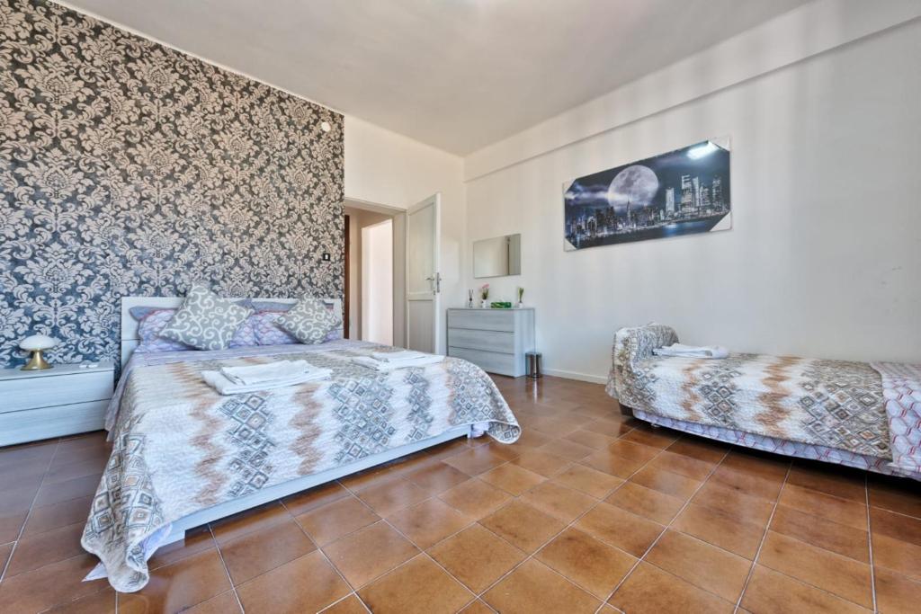Venice Vacation Apartment Two Bedrooms في مارغيرا: غرفة نوم بسرير واريكة