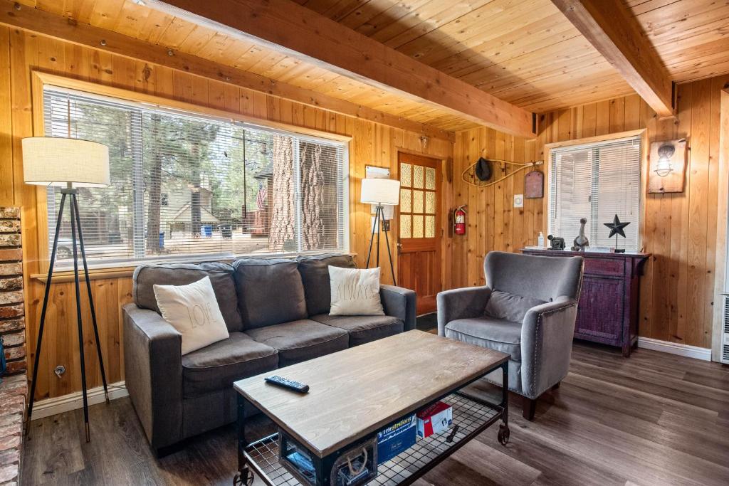 Et sittehjørne på Little Foot Cabin - Tranquility awaits at this cozy home with Hot Tub!