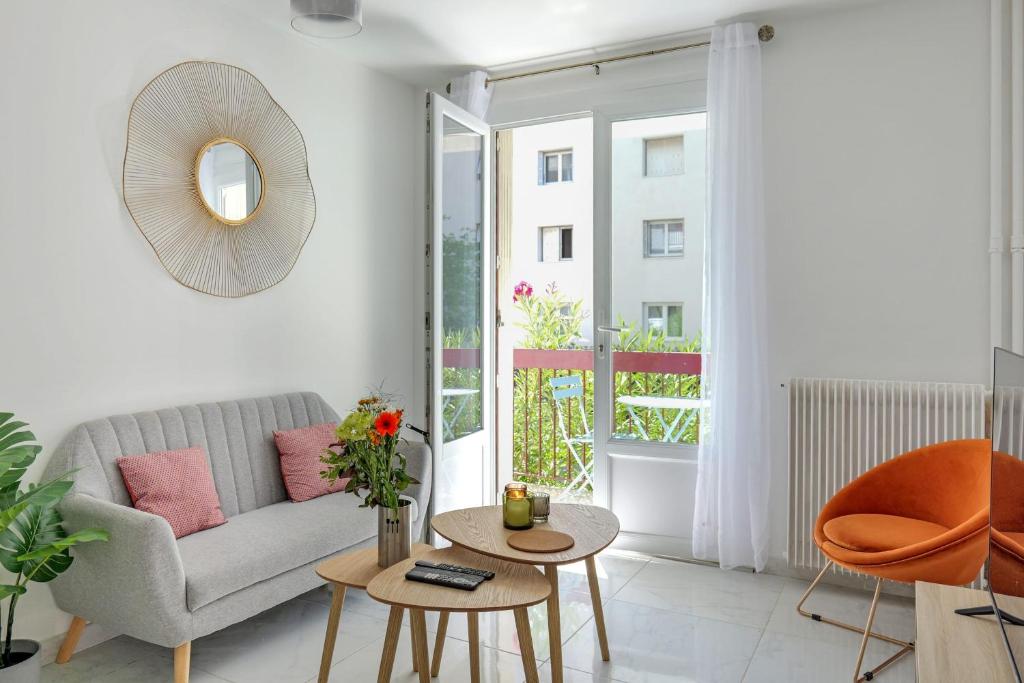 un salon avec un canapé et une table dans l'établissement Appartement Briggia - Welkeys, à Montpellier
