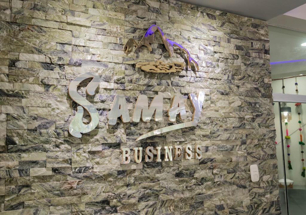 庫斯科的住宿－Samay Business Hotel and Departments，砖墙上贴有“烟花”商业标志