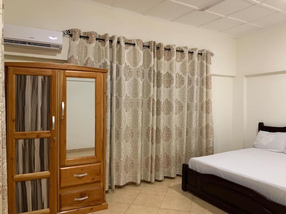 En eller flere senger på et rom på Two Bedroom Space Near KNUST & CCC