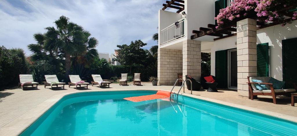 สระว่ายน้ำที่อยู่ใกล้ ๆ หรือใน Superb large private villa with pool