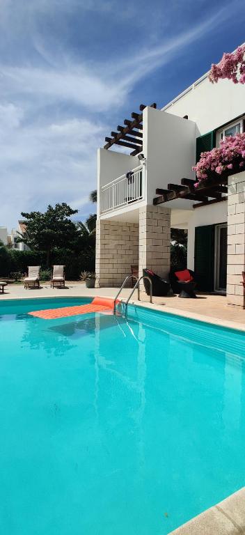 Bazén v ubytování Superb large private villa with pool nebo v jeho okolí