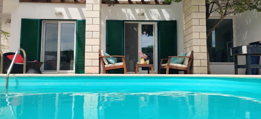 Bazén v ubytování Superb large private villa with pool nebo v jeho okolí
