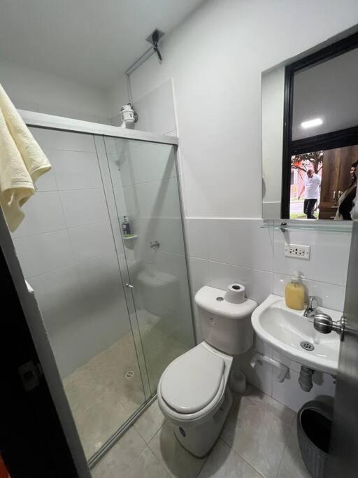 Koupelna v ubytování Apartaestudio entero cerca estacion metro Itagui