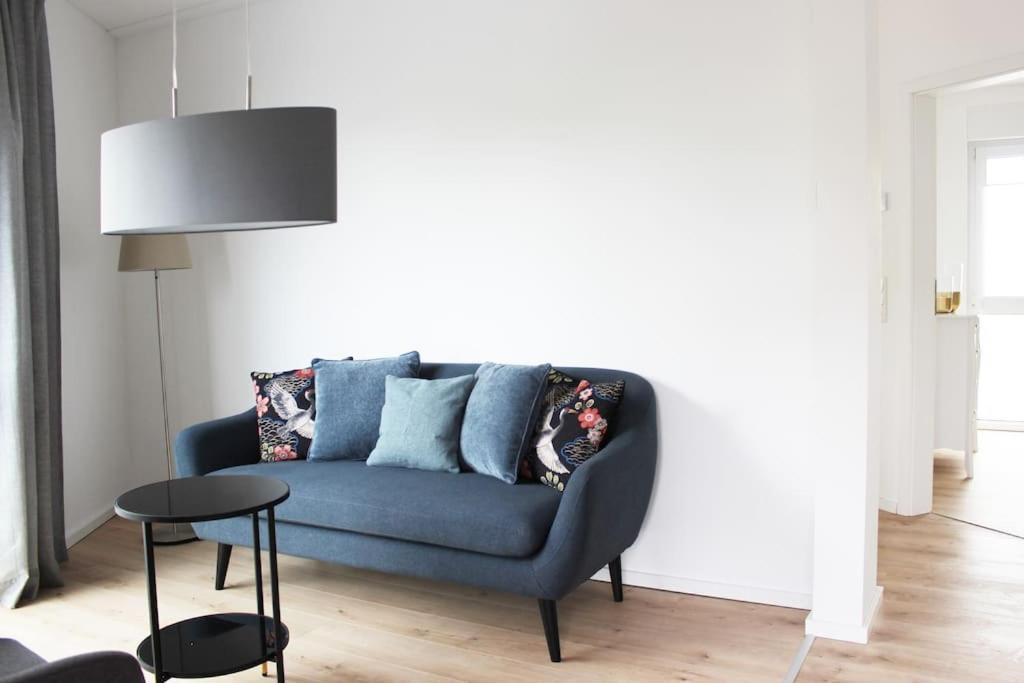 sala de estar con sofá azul y mesa en Beautiful apartment in Bad Soden, en Bad Soden am Taunus