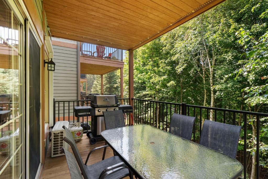 Balkón nebo terasa v ubytování Les Falaises Tremblant - Ski Inout Condo W2bdrs