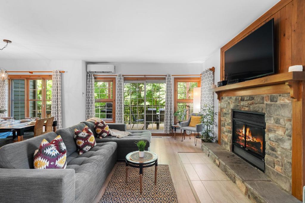 Posezení v ubytování Les Falaises Tremblant - Ski Inout Condo W2bdrs