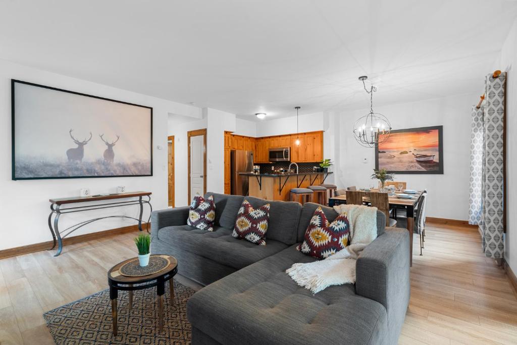 Posezení v ubytování Les Falaises Tremblant - Ski Inout Condo W2bdrs