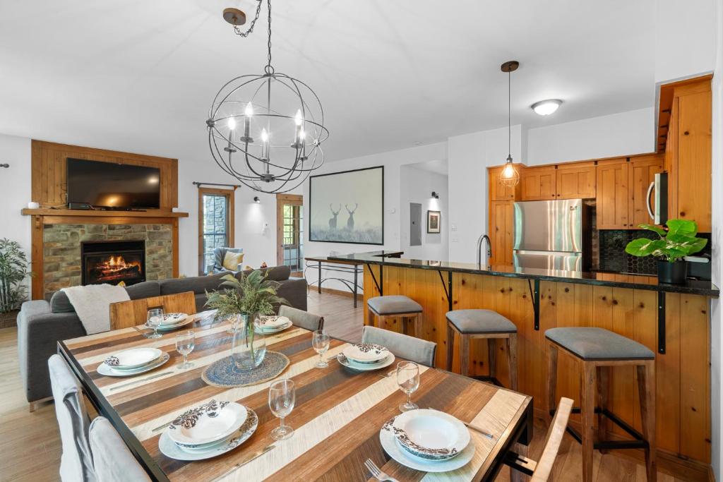 Kuchyň nebo kuchyňský kout v ubytování Les Falaises Tremblant - Ski Inout Condo W2bdrs